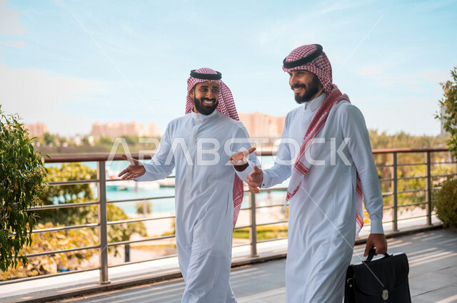 رجال أعمال عرب سعوديون خليجيون، أصدقاء في العمل، فريق عمل، تعارف وتحاور، محادثات عامه، نقاشات عمل، زملاء عمل، إنتهاء الدوام، خروج الموظفين، مهن ووظائف سعودية، ايماءات وجه مبتسمة، شراكات عمل ناجحة
