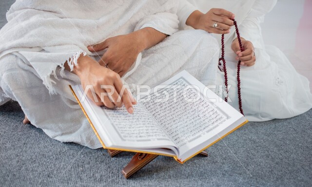 صورة مقربة لرجل ييقرأ ايات من القران الكريم، كتاب الله تعالى، المصحف الشريف، آيات قرآنية، كتاب مقدس، تلاوة القران، العبادة والتقرب الى الله، حفظ وتفسير كلام الله عز وجل