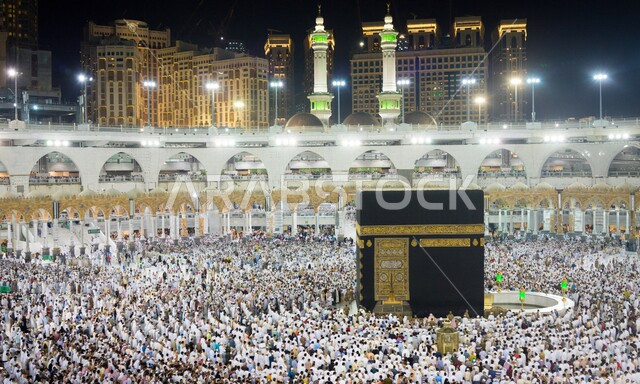 حجاج بيت الله الحرام يطوفون حول الكعبة المشرفة، الحرم المكي الشريف في مكة المكرمة بالمملكة العربية السعودية ليلا، أداء مناسك الحج والعمرة، العبادة والتقرب إلى الله، معالم دينية إسلامية، موسم الحج
