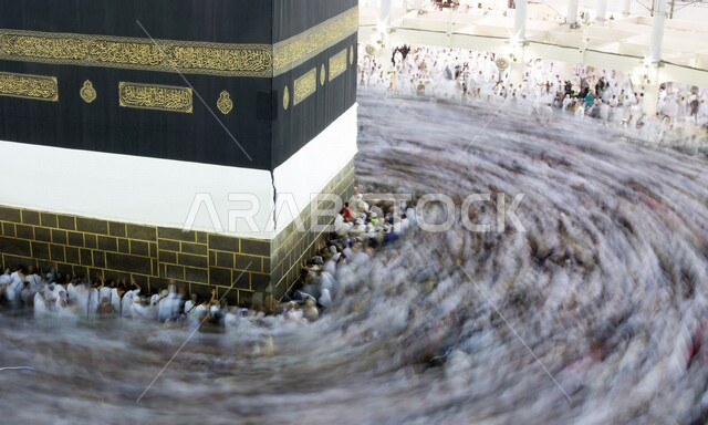 حجاج بيت الله الحرام يطوفون حول الكعبة المشرفة، الحرم المكي الشريف في مكة المكرمة بالمملكة العربية السعودية، أداء مناسك الحج والعمرة، العبادة والتقرب إلى الله، معالم دينية إسلامية، موسم الحج