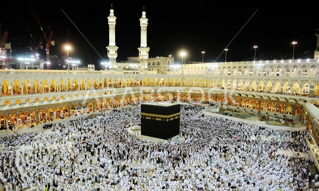 حجاج بيت الله الحرام يطوفون حول الكعبة المشرفة، الحرم المكي الشريف في مكة المكرمة بالمملكة العربية السعودية ليلا، أداء مناسك الحج والعمرة، العبادة والتقرب إلى الله، معالم دينية إسلامية، موسم الحج