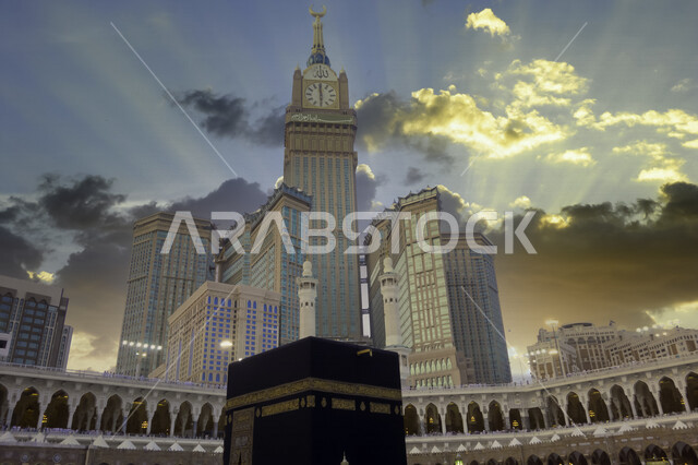 الحرم المكي الشريف في مكة المكرمة بالمملكة العربية السعودية ، أداء مناسك الحج والعمرة، العبادة والتقرب إلى الله، معالم دينية إسلامية، موسم الحج 2022 ، الحجاج المسلمين يطوفون حول الكعبة المشرفة في مكة المكرمة، مبنى برج الساعة الملكي