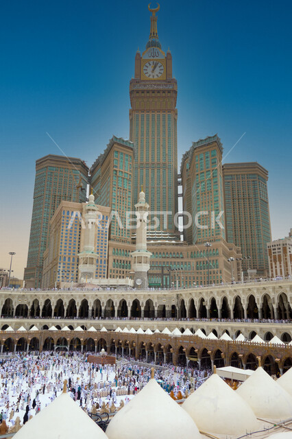 الحرم المكي الشريف في مكة المكرمة بالمملكة العربية السعودية ، أداء مناسك الحج والعمرة، العبادة والتقرب إلى الله، معالم دينية إسلامية، موسم الحج 2022 ، الحجاج المسلمين يطوفون حول الكعبة المشرفة في مكة المكرمة، مبنى برج الساعة الملكي