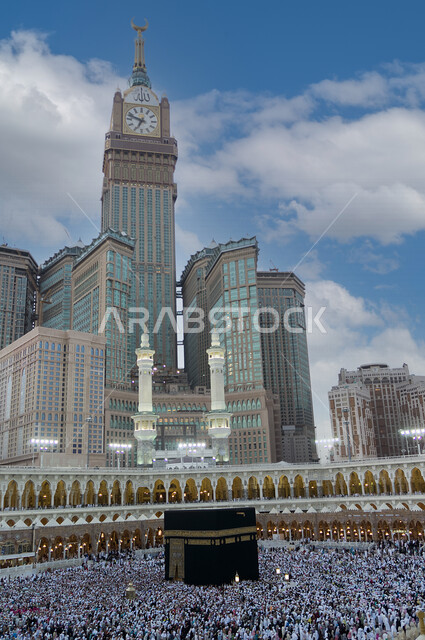 الحرم المكي الشريف في مكة المكرمة بالمملكة العربية السعودية ، أداء مناسك الحج والعمرة، العبادة والتقرب إلى الله، معالم دينية إسلامية، موسم الحج 2022 ، الحجاج المسلمين يطوفون حول الكعبة المشرفة في مكة المكرمة، مبنى برج الساعة الملكي