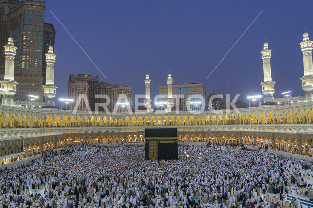 صورة ابداعية للحرم المكي، الكعبة المشرفة في مكة المكرمة بالمملكة العربية السعودية، أداء مناسك الحج والعمرة، الطواف حول الكعبة المشرفة، العبادة والتقرب الى الله، معالم دينية اسلامية في السعودية