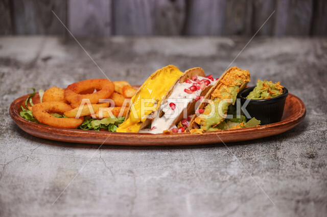 صورة مقربة لطبق التاكو المشكل مع لفائف البصل المقلي، وجبات الطعام السريعة، وصفات طعام لذيذة، المأكولات الشهية، ساندويشات التاكو، وصفات واطباق طعام شهية