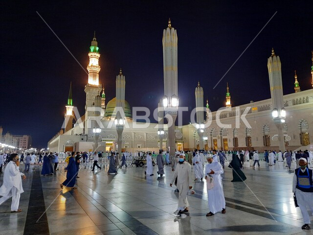 صورة لساحة المسجد النبوي الشريف في المدينة المنورة بالمملكة العربية السعودية في وضع الليل، العبادة والتقرب الى الله، الحرم النبوي الشريف، أماكن إسلامية مقدسة، المجمع الخارجي للمسجد النبوي في المدينة المنورة، المآذن والقبة الخضراء، المظلات الإلكترونية
