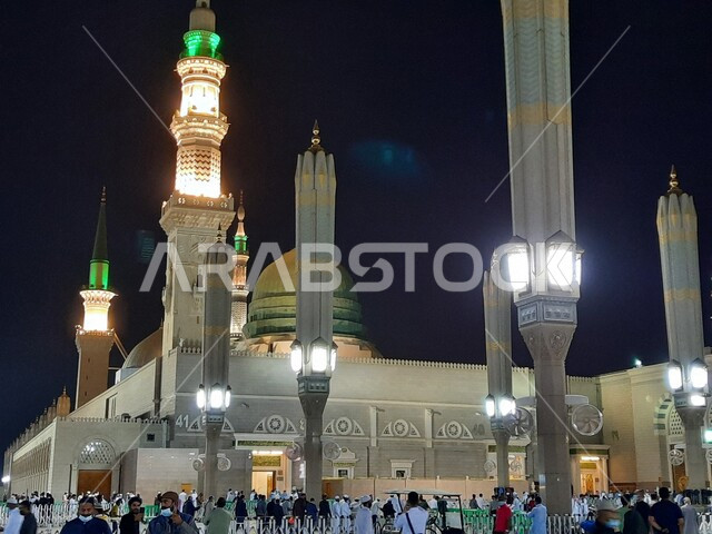 صورة لساحة المسجد النبوي الشريف في المدينة المنورة بالمملكة العربية السعودية في وضع الليل، العبادة والتقرب الى الله، الحرم النبوي الشريف، أماكن إسلامية مقدسة، المجمع الخارجي للمسجد النبوي في المدينة المنورة، المآذن والقبة الخضراء، المظلات الإلكترونية