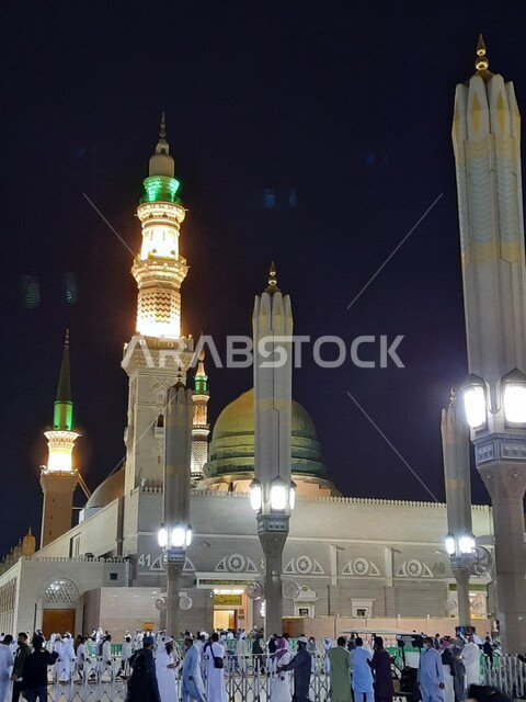 صورة لساحة المسجد النبوي الشريف في المدينة المنورة بالمملكة العربية السعودية في وضع الليل، العبادة والتقرب الى الله، الحرم النبوي الشريف، أماكن إسلامية مقدسة، المجمع الخارجي للمسجد النبوي في المدينة المنورة، المآذن والقبة الخضراء، المظلات الإلكترونية