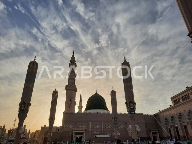 صورة مقربة للمسجد النبوي الشريف في المدينة المنورة بالمملكة العربية السعودية، الحرم النبوي الشريف، أماكن إسلامية مقدسة، إسلاميات وعبادة، المعالم الدينية الإسلامية ، القبة الخضراء ومآذن المسجد النبوي الشريف، المظلات الإلكترونية