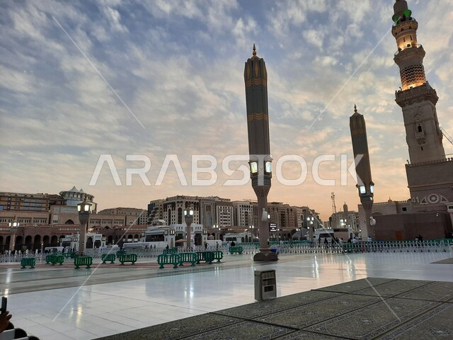 ساحة المسجد النبوي الشريف في المدينة المنورة بالمملكة العربية السعودية، العبادة والتقرب الى الله، الحرم النبوي الشريف، أماكن إسلامية مقدسة، المجمع الخارجي للمسجد النبوي في المدينة المنورة، المظلات الإلكترونية، المعالم الدينية الإسلامية 
