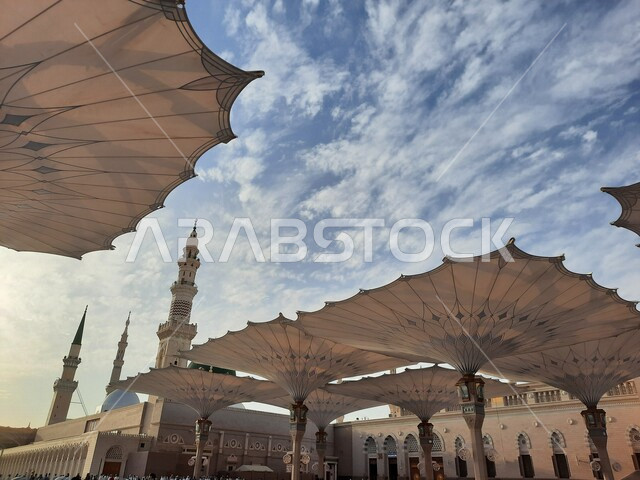 المظلات الإلكترونية في ساحة المسجد النبوي الشريف في المدينة المنورة بالمملكة العربية السعودية، العبادة والتقرب الى الله، الحرم النبوي الشريف، أماكن إسلامية مقدسة، المجمع الخارجي للمسجد النبوي في المدينة المنورة، المعالم الدينية الإسلامية 