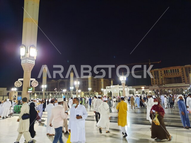 ساحة المسجد النبوي الشريف في المدينة المنورة بالمملكة العربية السعودية في وضع الليل، العبادة والتقرب الى الله، الحرم النبوي الشريف، أماكن إسلامية مقدسة، المجمع الخارجي للمسجد النبوي في المدينة المنورة، المظلات الإلكترونية، إسلاميات وعبادة