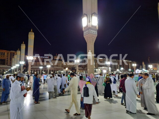 ساحة المسجد النبوي الشريف في المدينة المنورة بالمملكة العربية السعودية في وضع الليل، العبادة والتقرب الى الله، الحرم النبوي الشريف، أماكن إسلامية مقدسة، المجمع الخارجي للمسجد النبوي في المدينة المنورة، المظلات الإلكترونية، إسلاميات وعبادة