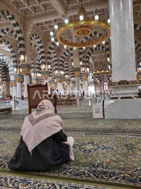 صورة من داخل المسجد النبوي الشريف في المدينة المنورة بالمملكة العربية السعودية، الزخرفة الإسلامية، التصميم الداخلي للمسجد النبوي الشريف، الحرم النبوي الشريف، العبادة والتقرب الى الله، اسلاميات وعبادة، أماكن إسلامية مقدسة