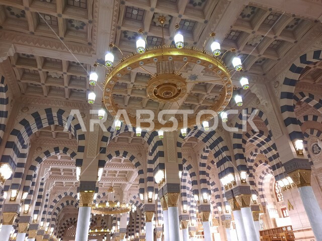 صورة من داخل المسجد النبوي الشريف في المدينة المنورة بالمملكة العربية السعودية، الزخرفة الإسلامية، التصميم الداخلي للمسجد النبوي الشريف، الحرم النبوي الشريف، العبادة والتقرب الى الله، اسلاميات وعبادة، أماكن إسلامية مقدسة