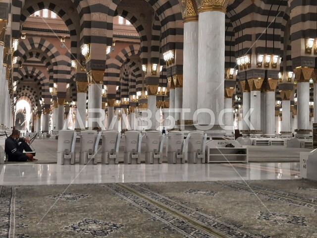 صورة من داخل المسجد النبوي الشريف في المدينة المنورة بالمملكة العربية السعودية، الزخرفة الإسلامية، التصميم الداخلي للمسجد النبوي الشريف، الحرم النبوي الشريف، العبادة والتقرب الى الله، اسلاميات وعبادة، أماكن إسلامية مقدسة