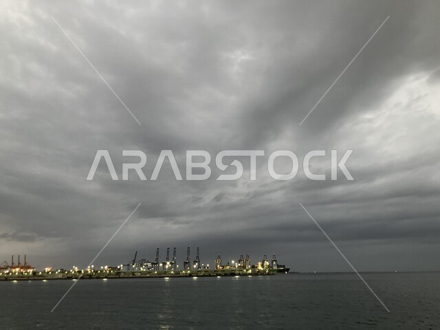 حقول النفط في مدينة جدة بالمملكة العربية السعودية ، مناطق إستخراج النفط ، منظر السحب الداكنة في سماء السعودية ، شركات ومصانع النفط في السعودية