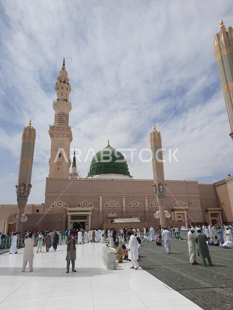 ساحة المسجد النبوي الشريف في المدينة المنورة بالمملكة العربية السعودية، العبادة والتقرب الى الله، الحرم النبوي الشريف، أماكن إسلامية مقدسة، المجمع الخارجي للمسجد النبوي في المدينة المنورة، المظلات الإلكترونية، المآذن والقبة الخضراء، معالم دينية إسلامية