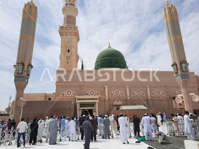 ساحة المسجد النبوي الشريف في المدينة المنورة بالمملكة العربية السعودية، العبادة والتقرب الى الله، الحرم النبوي الشريف، أماكن إسلامية مقدسة، المجمع الخارجي للمسجد النبوي في المدينة المنورة، المظلات الإلكترونية، المآذن والقبة الخضراء، معالم دينية إسلامية