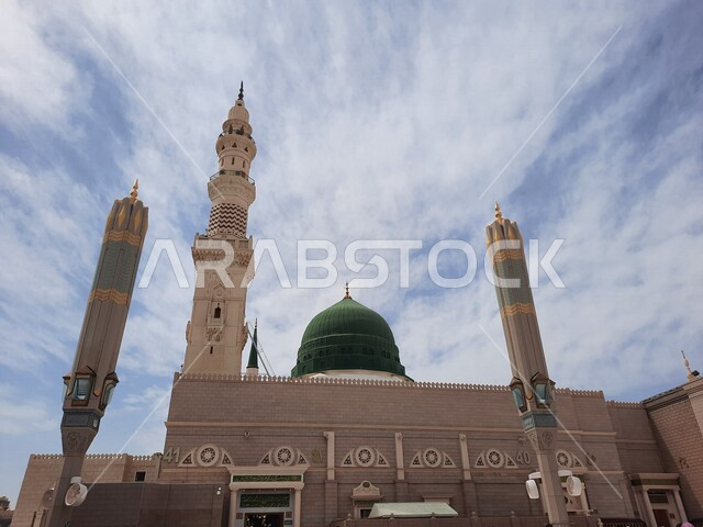 صورة مقربة للمسجد النبوي الشريف في المدينة المنورة بالمملكة العربية السعودية، الحرم النبوي الشريف، أماكن إسلامية مقدسة، إسلاميات وعبادة، المعالم الدينية الإسلامية ، القبة الخضراء ومئذنة المسجد النبوي الشريف، المظلات الإلكترونية
