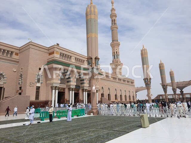 ساحة المسجد النبوي الشريف في المدينة المنورة بالمملكة العربية السعودية، العبادة والتقرب الى الله، الحرم النبوي الشريف، أماكن إسلامية مقدسة، المجمع الخارجي للمسجد النبوي في المدينة المنورة، المظلات الإلكترونية، المعالم الدينية الإسلامية 