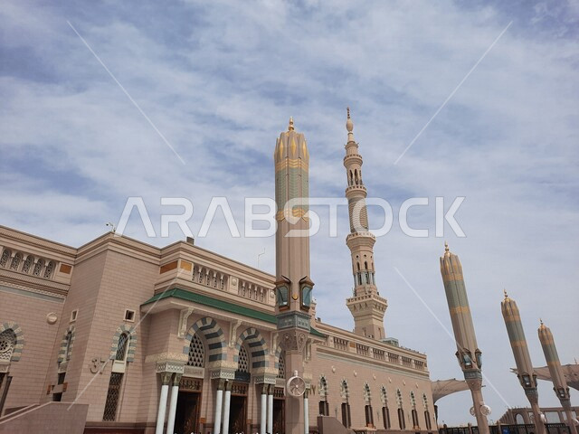 ساحة المسجد النبوي الشريف في المدينة المنورة بالمملكة العربية السعودية، العبادة والتقرب الى الله، الحرم النبوي الشريف، أماكن إسلامية مقدسة، المجمع الخارجي للمسجد النبوي في المدينة المنورة، المظلات الإلكترونية، المعالم الدينية الإسلامية 