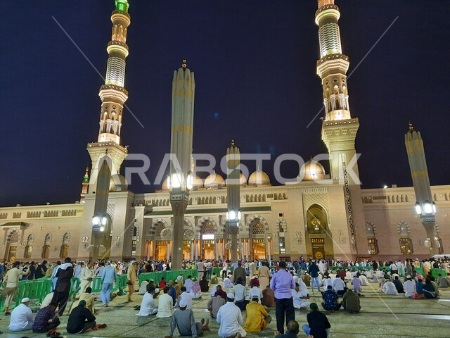 مجموعة من المصلين في ساحة المسجد النبوي الشريف في المدينة المنورة بالمملكة العربية السعودية في وضع الليل، العبادة والتقرب الى الله، الحرم النبوي الشريف، أماكن إسلامية مقدسة، المجمع الخارجي للمسجد النبوي في المدينة المنورة، إسلاميات وعبادة