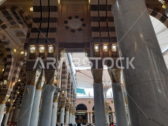 المسجد النبوي الشريف في المدينة المنورة بالمملكة العربية السعودية، الزخرفة الإسلامية، التصميم الداخلي للمسجد النبوي الشريف، الحرم النبوي الشريف، العبادة والتقرب الى الله، اسلاميات وعبادة، أماكن إسلامية مقدسة، معالم دينية إسلامية
