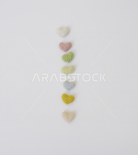 مجموعة من القلوب الملونة الصغيرة، مطرزات على شكل رأس قلب، حياكة قطن على شكل قلب، خلفية بيضاء