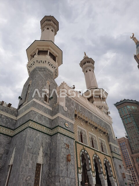  صورة بزاوية سفلية للمسجد الحرام في مكة المكرمة بالمملكة العربية السعودية، مأذنة المسجد، العبادة والتقرب الى الله، الفن الهندسي المعماري، معالم السعودية المشهورة