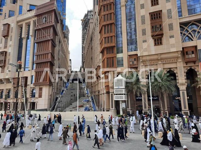 مجموعة من السواح في الشوارع المحيطة بابراج شركة جبل عمر للتطوير في مكة المكرمة بالمملكة العربية السعودية، الابراج وناطحات السحاب، الفن الهندسي المعماري، شركة جبل عمر للتطوير، معالم السعودية، السياحة في السعودية