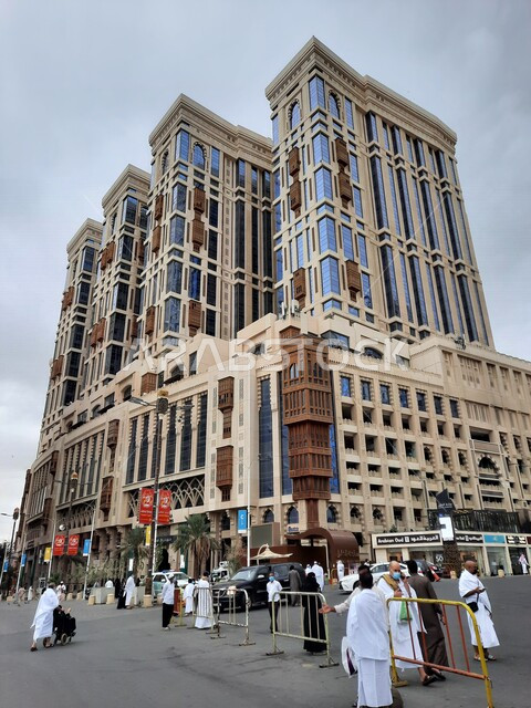 حجاج بيت الله الحرام في الشوارع المحيطة بابراج شركة جبل عمر للتطوير في مكة المكرمة بالمملكة العربية السعودية، الابراج وناطحات السحاب، الفن الهندسي المعماري، شركة جبل عمر للتطوير، معالم السعودية