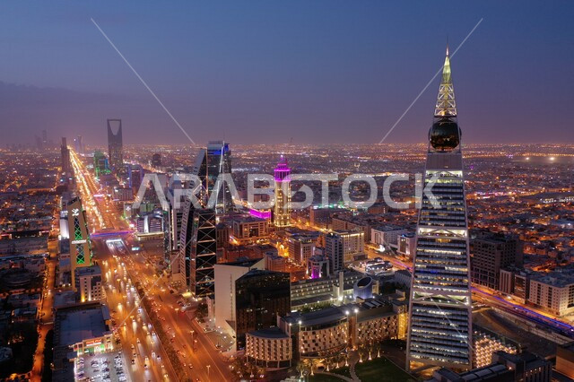 برج الفيصلية في مدينة الرياض بالمملكة العربية السعودية ليلا، أبراج مدينة الرياض، أبراج وناطحات سحاب مضيئة، الفن الهندسي المعماري، معالم الرياض المشهورة
