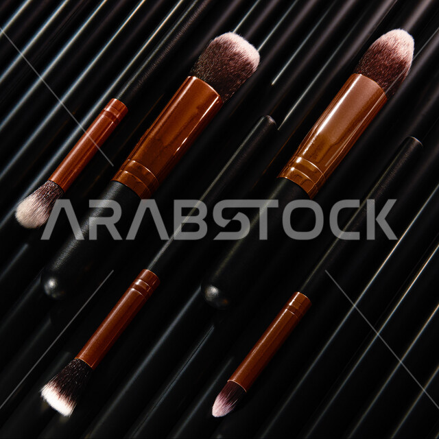 مجموعة من فرش المكياج، أدوات تجميل بشرة الوجه، مستحضرات التجميل، التسويق لمنتجات التجميل، متجر بيع مستحضرات التجميل، ادوات مكياج تتوريال، خلفية سوداء