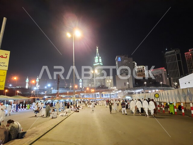 برج الساعة في مكة المكرمة بالمملكة العربية السعودية ليلا، زوار بيت الله الحرام يتجولون في شوارع مكة، ابراج وناطحات سحاب، الفن الهندسي المعماري، أبراج الحرم المكي الشريف، معالم السعودية المشهورة