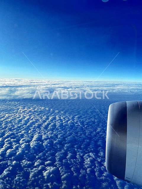 صورة مقربة لمحرك طائرة مقلعة في السماء، جمال السماء الزرقاء، السحب والغيوم، مناظر طبيعية خلابة، جمال الطبيعة في السماء