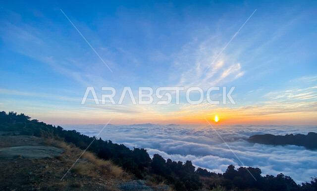 صورة إبداعية للسحب البيضاء فوق جبال السودة بمنطقة عسير جنوب غرب المملكة العربية السعودية ، جمال منظر الغروب في سماء السعودية ، اماكن جبلية سياحية