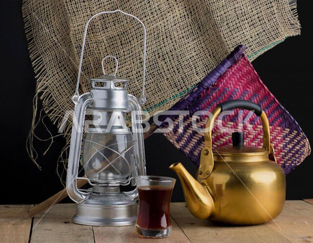 إبريق شاي ، كوب الشاي الأحمر ، الفانوس ، مصباح عربي تقليدي قديم ، فانوس رمضان