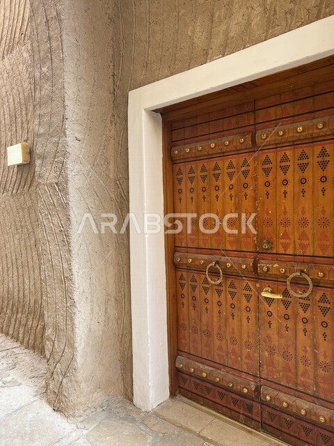 باب خشبي بتصميم معماري عربي و إسلامي قديم ، بيوت تاريخية قديمة ، باب أثري قديم