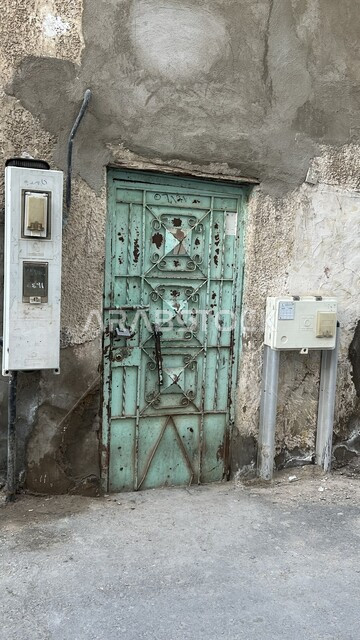 باب خشبي بتصميم معماري عربي و إسلامي قديم ، بيوت تاريخية قديمة ، باب أثري قديم