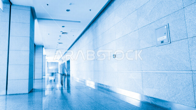 صورة من داخل إحدى المباني الحديثة في المدينة ، تصاميم حديثة ، ممر داخل المبنى