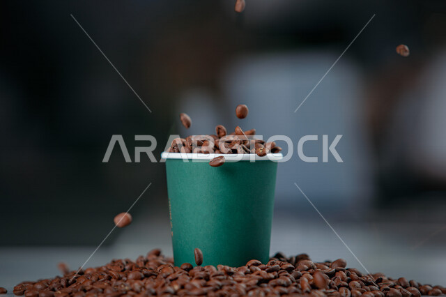 صورة مقربة لكوب من القهوة السادة ، قهوة اسبريسو ، نسكافيه ، مشروبات ساخنة ، حبوب البن المتناثره ، مشروب القهوة الساخن