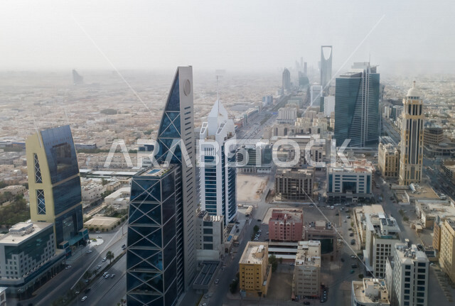 صورة إبداعية لمدينة الرياض، الأبراج وناطحات السحاب، الفن الهندسي المعماري بالسعودية، معالم سياحية مشهورة بالرياض في المملكة العربية السعودية، أفق مدينة الرياض، طريق الملك فهد بالرياض، أجواء ضبابية