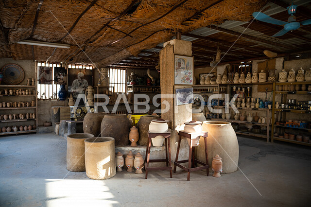 متجر لبيع الأواني الفخارية ، سوق قديم ، الأواني والمنتجات الفخارية ، سوق الفخار ، مهن يدوية شعبية ، أواني فخارية مصنوعة من الطين ، صناعات يدوية