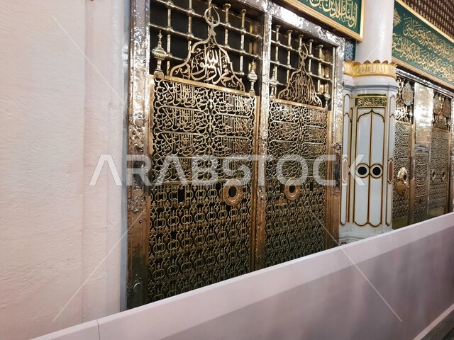 Aesthetic image of the golden gates surrounded by the tomb of the Prophet Muhammad in the Prophet’s Mosque