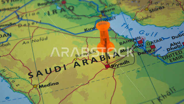 خريطة العالم ، تحديد علامة على المملكة العربية السعودية على الخريطة ، مدن وبلدان ، الكرة الأرضية