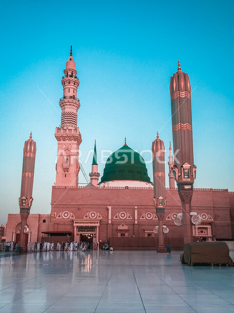 ساحة المسجد النبوي الشريف في المدينة المنورة بالمملكة العربية السعودية، العبادة والتقرب الى الله، الحرم النبوي الشريف، أماكن إسلامية مقدسة، المجمع الخارجي للمسجد النبوي في المدينة المنورة، المئذنة والقبة الخضراء، معالم دينية إسلامية