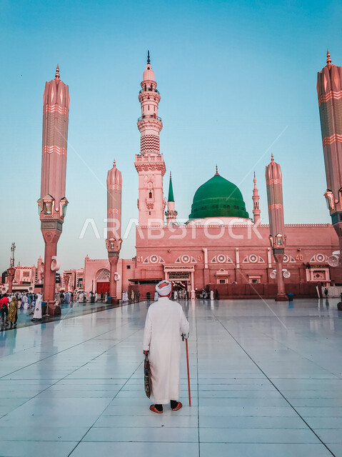 ساحة المسجد النبوي الشريف في المدينة المنورة بالمملكة العربية السعودية، العبادة والتقرب الى الله، الحرم النبوي الشريف، أماكن إسلامية مقدسة، المجمع الخارجي للمسجد النبوي في المدينة المنورة، المئذنة والقبة الخضراء، معالم دينية إسلامية