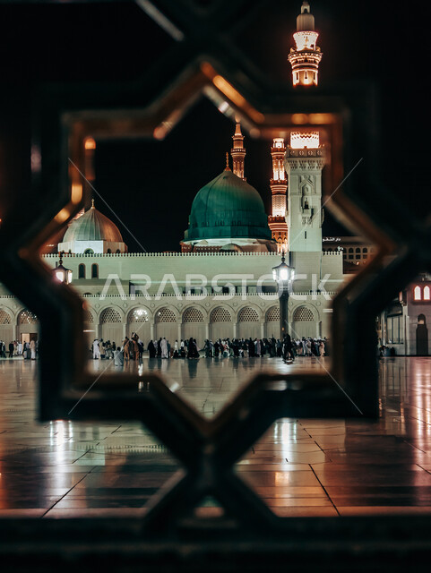 ساحة المسجد النبوي الشريف في المدينة المنورة بالمملكة العربية السعودية في وضع الليل، العبادة والتقرب الى الله، الحرم النبوي الشريف، أماكن إسلامية مقدسة، المجمع الخارجي للمسجد النبوي في المدينة المنورة، المئذنة والقبة الخضراء، معالم دينية إسلامية